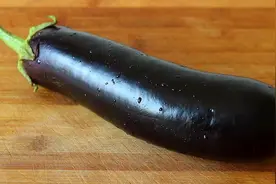 茄子最好吃的做法，不再炒着吃了，简单一做，比吃肉还过瘾图片