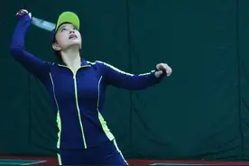 刘晓庆真不服老！这么紧的健美裤都敢穿，勒出“柯基臀”好惊艳图片