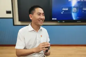 曾经背着疯母上大学的刘秀祥，毕业后做了些什么，事迹更加感人图片