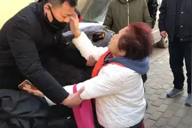 郑州一女子当街给男子下跪 得知原因后路人竖起大拇指图片