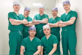 南大二附院王恺团队成功完成一例高难度腹腔镜下腹膜后肿瘤（异位嗜铬细胞瘤）切除术图片