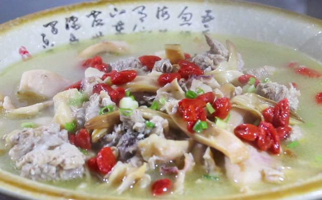 1块排骨1只墨鱼，简单一做，营养补钙，孩子三天两头想着吃