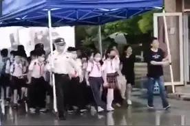 放学时上海一所学校竟这样送孩子出校门！网友笑完后鼻子酸图片