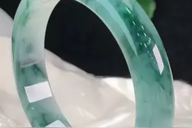 飘蓝花手镯在翡翠玉里的价值怎么样？图片
