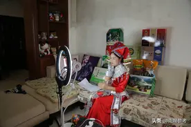广西美女网络直播教唱壮族“山歌” 吸200万“云端”歌迷对唱图片