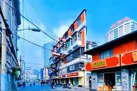 上海闹市区的“纸片楼”，最窄处还没20厘米，依旧住着居民图片