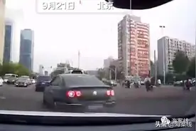 疯狂别车还泼咖啡，北京一司机被刑拘，“路怒症”何时休？图片