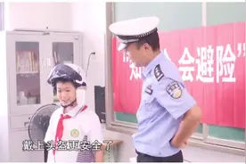 新学期，交警“叔叔”站好护学第一岗，给孩子们现场讲解安全知识视频封面