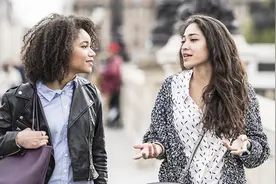 20岁和30岁生娃差距有多大？同班同学，7年后见面差距出来了图片