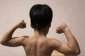 吴京老婆谢楠罕晒娃，6岁吴所谓肌肉不输爸，下一个武术冠军？图片