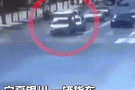 宁夏突遇神秘旋风，货车当街卷跑！分析：这种现象无法预测图片