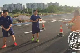 暖心一幕：消防员刻苦训练时，被阿姨“甜”到了心窝子里图片