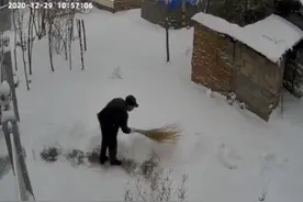 “劳作不为挣钱，他们是闲不下来”我给老家装监控：肉眼可见老父亲的孤独图片