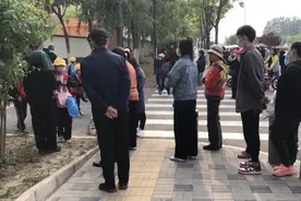 学校门前“好难过”，信号灯要来啦图片