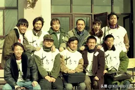 张艺谋与同学们的校园合影，青涩时光，友情难忘图片