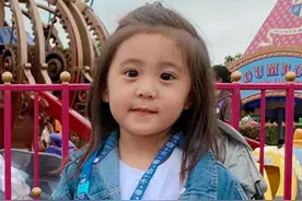 贾静雯女儿“仙女式”长大，波妞软萌超可爱，咘咘五官精致超立体图片