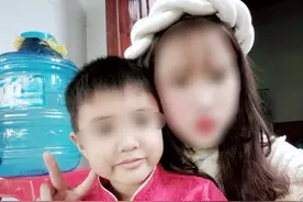 5岁男孩与邻家孩子一起玩后失踪，被发现时双手绑在椅子上已死亡图片