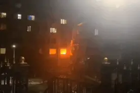 居民楼发生爆炸！窗框崩飞，玻璃碎了一地！巨大冲击波，还将对面楼房的玻璃震碎图片