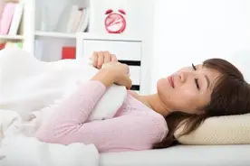 睡姿不对易伤身！专家解读：2种睡姿既护腰又健康，今晚就试试图片