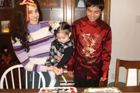 河南小伙被女外教表白吓到逃跑，终被女方19封情书打动，喜结连理图片