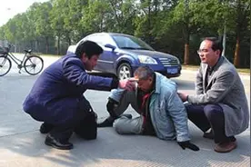 法律明确老人摔倒可大胆去扶：“彭宇案”成为过去，那么你敢扶吗图片