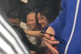 王菲一家新年照片曝出，亮点却是窦靖童被李亚鹏和周迅夹在中间图片