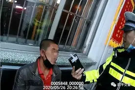 双辽市一男子酒驾摩托车被查 跳墙逃跑未果被处罚图片