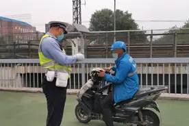 电动车天桥上横冲直撞被查，一小时纠正20余起图片