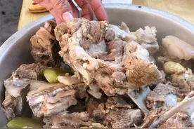 煮排骨猪骨头时，记住“2不放3窍门”，肉香味道正，汤鲜香图片