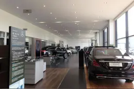 女司机试驾奔驰S450，过水坑时轮胎爆了，4S店：你会不会开车？图片