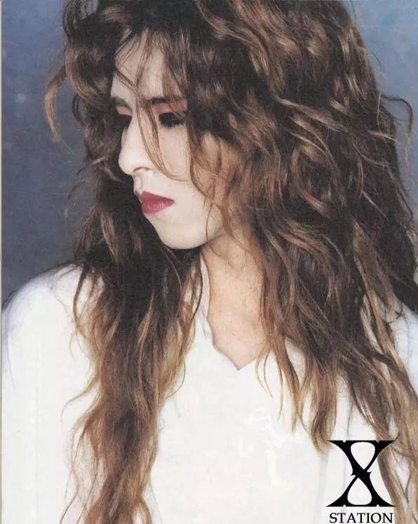 日本彩虹乐队的主唱,他的颜值打败了木村拓哉,还是日本殿堂级乐队主唱