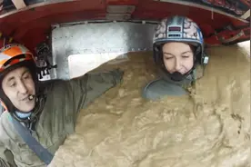 俄罗斯女驾驶员真是淡定，泥水都进车里了，继续照样开视频封面