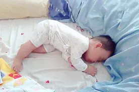 宝宝晚上睡觉总蹬腿？家长先别急，有两个原因是孩子变聪明的表现图片