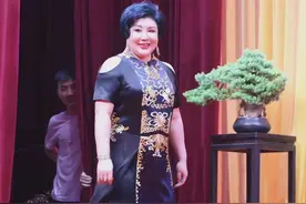 郭德纲妻子时隔20年再登台！穿旗袍惊艳亮相，儿子大喊妈妈我爱你图片