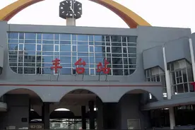 北京在改造一座火车站，站房达39.88万平方米，成北京最大火车站图片