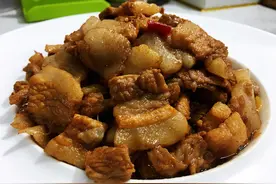 炒五花肉时，最忌高油温，掌握3个关键点，肉质不柴也不腻图片