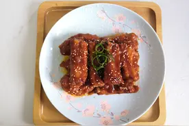 上海妈妈教你做一道香酥嫩滑的“京都排骨”，色泽红润，酸甜可口图片