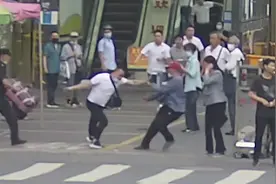 一记扫堂腿，深藏功与名！杭州大伯一腿撂倒不法分子图片