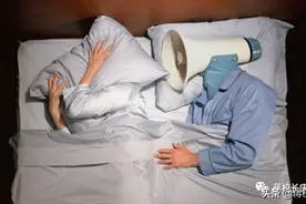 打呼噜影响身体健康？我不信，直到打呼噜被老婆踢下床，我信了图片