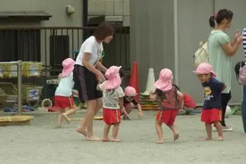 “赤足教育”引热议：光脚与不光脚走路的孩子，身体几方面显差异图片