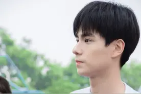 胡一天的白色系穿搭，干净又充满少年感图片