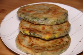  面粉和韭菜这样做，比大鱼大肉还好吃，外焦里嫩，上桌就扫光图片