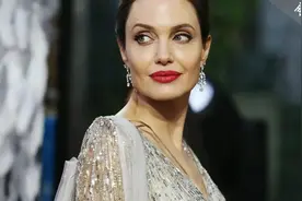 46岁朱莉带6娃过生日，输了离婚官司，造型却十分亮眼…图片