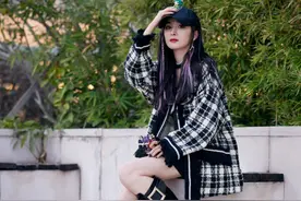 IU撞衫杨幂，同样的格纹外套不同的气质呈现，不愧是全民女神图片