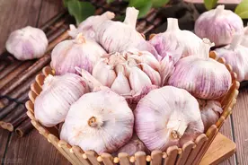 大蒜放锅里蒸一蒸，92岁老奶奶一辈子的吃法，好处多多，涨知识了图片