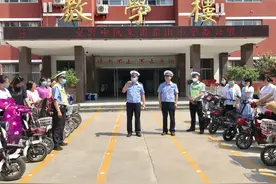 点赞！电动车挂牌进学校，服务宣传两不误！图片