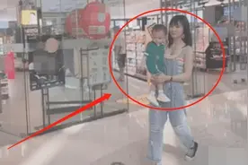 “最年轻姥姥”走红，抱外孙逛商场引路人围观，网友：这是妈妈吧图片