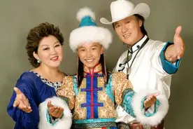 《吉祥三宝》唱了14年，爸爸去世，女儿是假的，儿子也是歌手图片