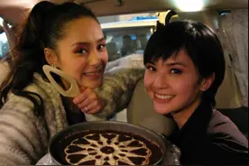 蔡卓妍晒和钟欣潼旧照，两人20年没变化，钟欣潼360度无死角图片