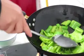 大厨都是这样炒辣椒的，教你这个方法，干净卫生还巨下饭图片